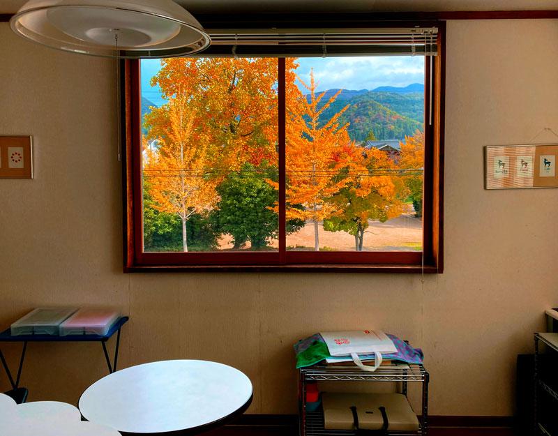 交流オフィス samidare cafe の2階から見える秋の景色